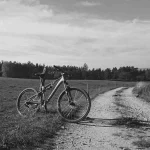 Le VTT d'un développeur Full Stack sur un chemin de campagne