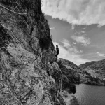 Un développeur web en train de pratiquer la via ferrata à Saint-Etienne
