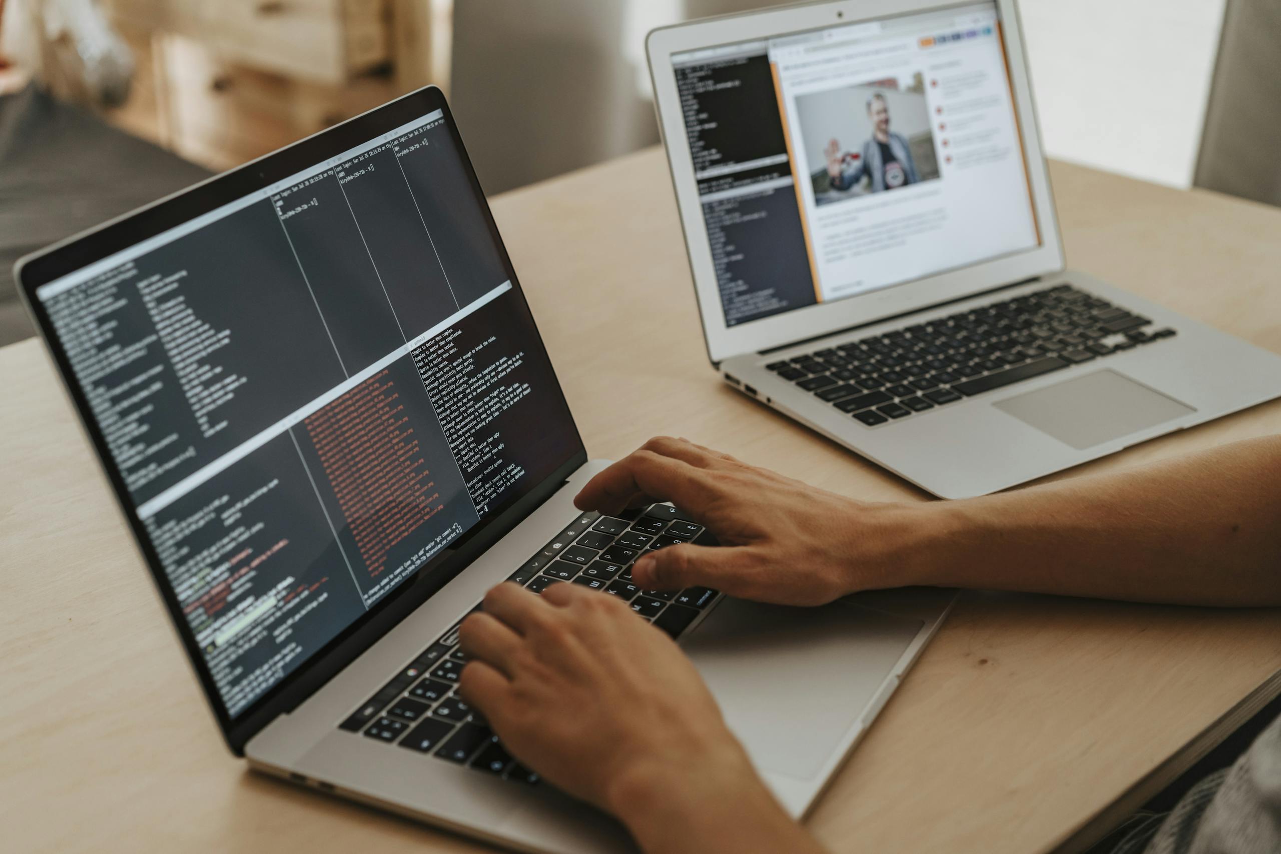 Un développeur travaillant sur un ordinateur portable, tapant du code, présentant ses compétences en programmation et en technologie. Ici il est en pleine maintenance de site web