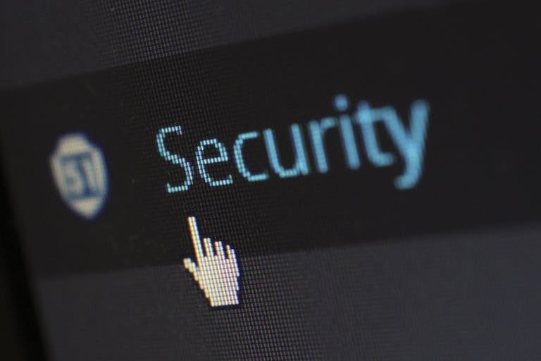 Vue rapprochée d'un curseur de souris sur un texte de sécurité numérique affiché.
Cette image veut montrer que la maintenance web est primordial pour un site sécurisé