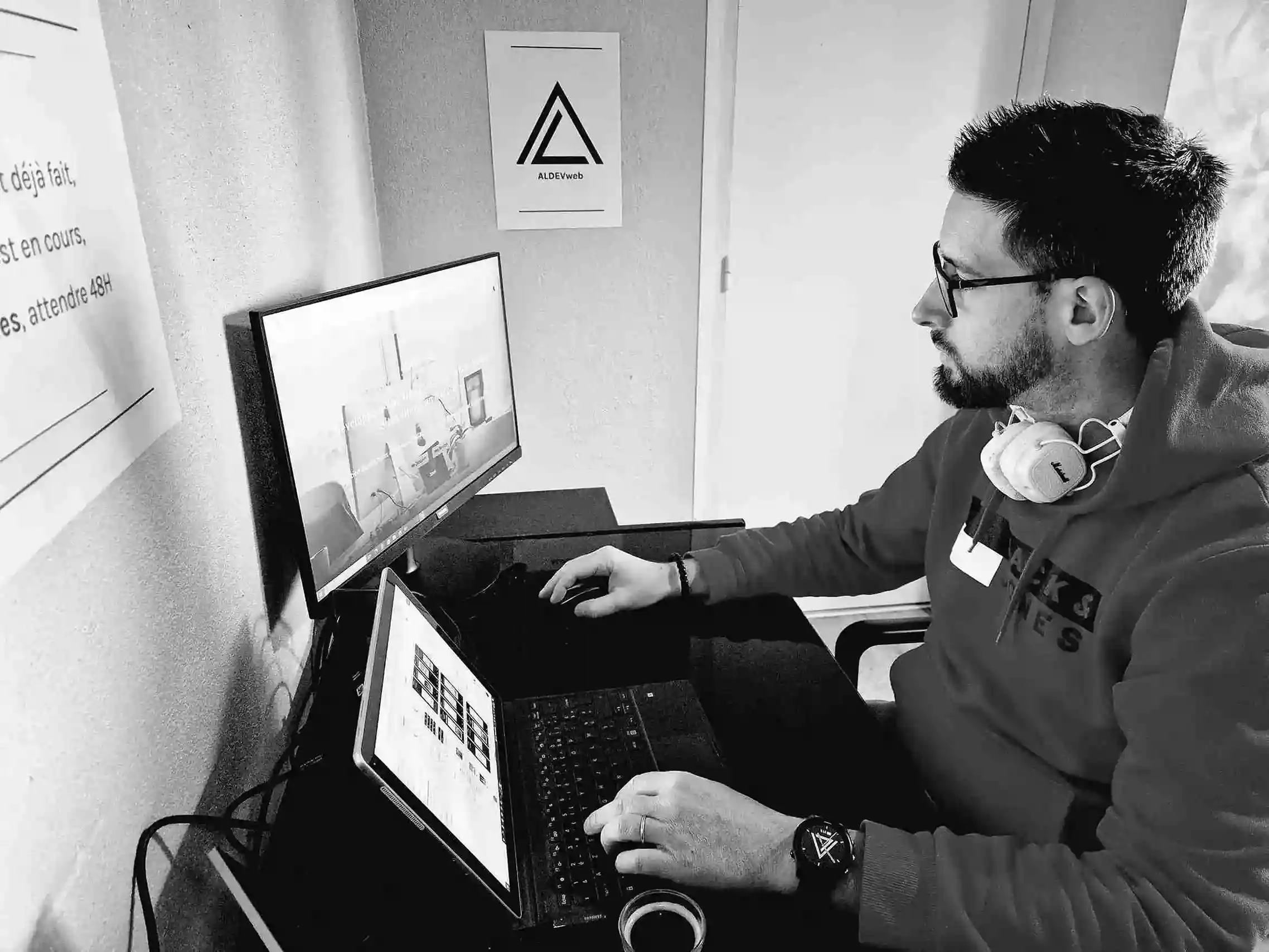 Développeur web freelance travaillant sur un projet de création de site internet à son Agence Web à Saint Etienne
