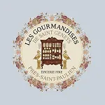Logo de l'é^picerie fine "les Gourmandises de Saint Geneys", avec au centre un vieux vaisselier et 1 canard doré de chaque coté